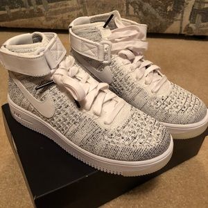NEW IN BOX NIKE AIR FORCE 1 FLYKNIT SIZE 6 WHITE